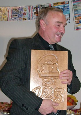 G&uuml;nther Esche mit Telefonnummer (Foto: Karl-Heinz Herrmann)