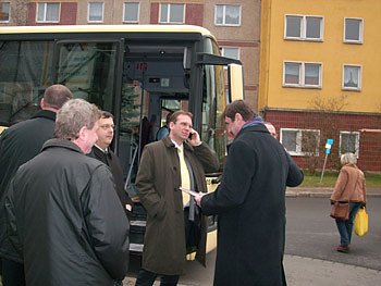 Ministerpr&auml;sident am Tourbus (Foto: Karl-Heinz Herrmann)