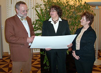 &Uuml;bergabe Scheck an Verein in Artern 1 (Foto: Karl-Heinz Herrmann)