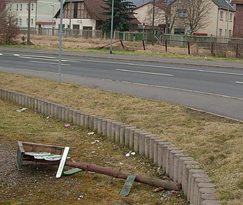 Wanderwegweiser umgefallen (Foto: Karl-Heinz Herrmann)