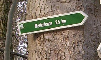 Wegweiser zum Marienbrunnen (Foto: Karl-Heinz Herrmann)