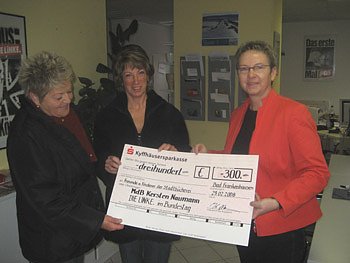 Spendenscheck (Foto: MdB Naumann )