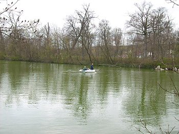 Schlauchboot auf gro&szlig;em Parkteich (Foto: Karl-Heinz Herrmann)