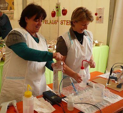 Wasserproben (Foto:  Ramona  Stephan )