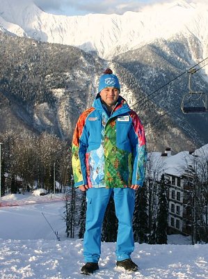 Sergej K&ouml;nig posiert vor den schneebedeckten Bergkuppen des Kaukasus-Gebirges (Foto: privat)