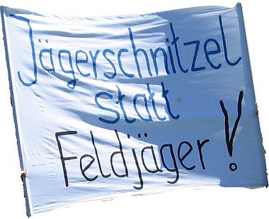 Demo vor Bundeswehr (Foto: Andreas Zeidler)