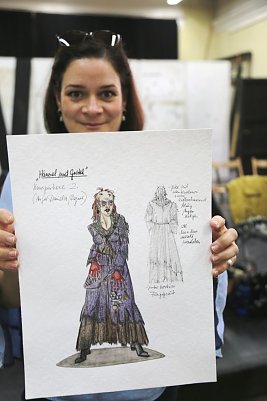 Anja Daniela Wagner mit dem Kost&uuml;mentwurf der Knusperhexe von Kost&uuml;mbildnerin Elisabeth Stolze-Bley (Foto: Birgit Susemihl)