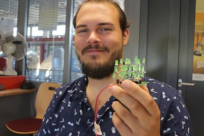 Fabian Dost zeigt eines der selbstgebauten Konstrukte, die von den Sch&uuml;lern auch mit nach Hause genommen werden k&ouml;nnen (Foto: Angelo Glashagel)