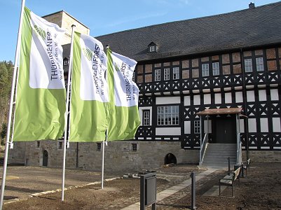 Das Th&uuml;ringer Forstamtes Saalfeld-Rudolstadt nutzt seit 2020 das durch Th&uuml;ringenForst denkmalgerecht sanierte ehemalige Ordenshaus der Klosterruine Paulinzella als Dienstsitz    Foto: Chris Weinert