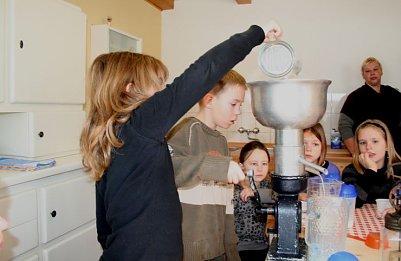 Lena und Jonas bedienen die Milchzentrifuge (Foto: Hellberg)