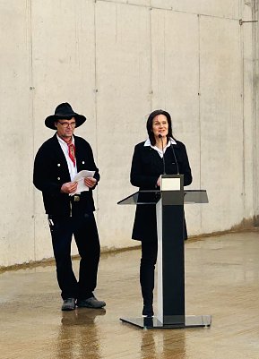 Rede Landr&auml;tin Antje Hochwind-Schneider (SPD) und Zimmermeister Sven Langheinrich. (Foto: Andrea Hellmann)
