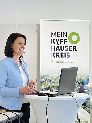 Rede Landr&auml;tin Antje Hochwind-Schneider (SPD) hielt ein Gru&szlig;wort. (Foto: Landratsamt/Andrea Hellmann)
