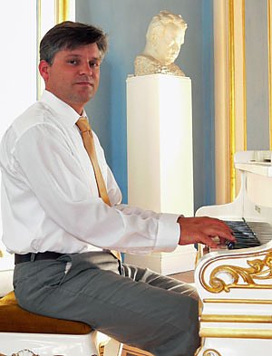 Bild: Generalmusikdirektor am Klavier