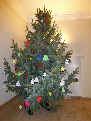 Bild: Mit selbst hergestelltem Weihnachtsschmuck