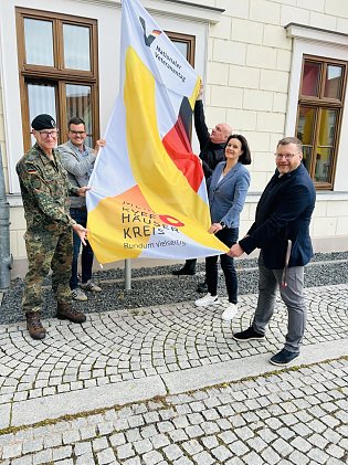 Bild: berstleutnant Sylvester Mackensen, Christian Schr&ouml;ter, Dezernatsleiter Ordnung, B&uuml;rgermeister Steffen Grimm (parteilos), Landr&auml;tin Antje Hochwind-Schneider (SPD), Daniel P&ouml;&szlig;el, Stabsstelle Recht (von links nach rechts).