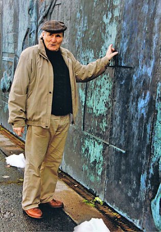 Bild: Heinz Scharr an der Reliefwand