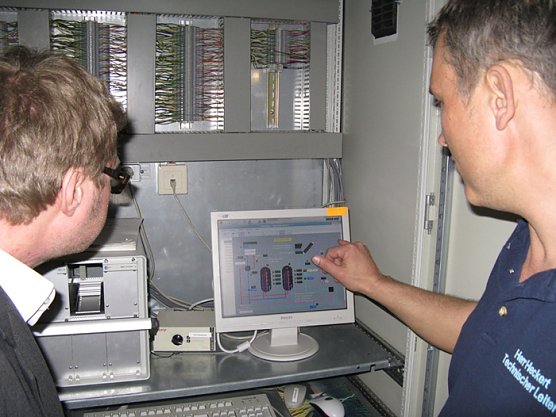 Energiesparen Motto der Stunde (Foto: Wahlkreisbüro Adams) Energiesparen Motto der Stunde (Foto: Wahlkreisbüro Adams)