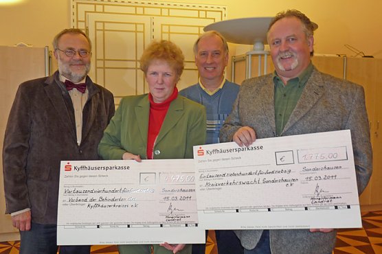 Schecks übergeben (Foto: Karl-Heinz Herrmann) Schecks übergeben (Foto: Karl-Heinz Herrmann)