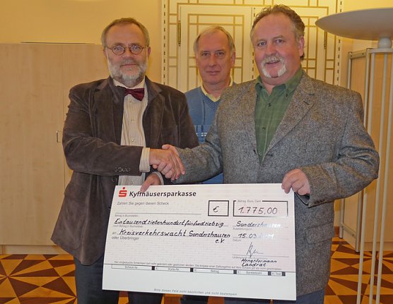 Schecks übergeben (Foto: Karl-Heinz Herrmann) Schecks übergeben (Foto: Karl-Heinz Herrmann)