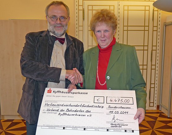 Schecks übergeben (Foto: Karl-Heinz Herrmann) Schecks übergeben (Foto: Karl-Heinz Herrmann)