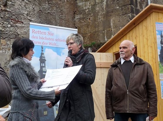 Hilfe f&uuml;r den Schiefen (Foto: Karl-Heinz Herrmann)