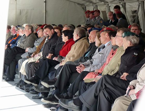 Fahnenband verliehen (Foto: Karl-Heinz Herrmann)
