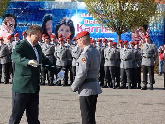 Fahnenband verliehen (Foto: Karl-Heinz Herrmann)