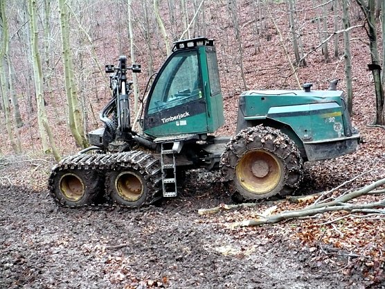 Forstmaschine auf Wanderweg (Foto: Hans-Jürgen Schmidt) Forstmaschine auf Wanderweg (Foto: Hans-Jürgen Schmidt)
