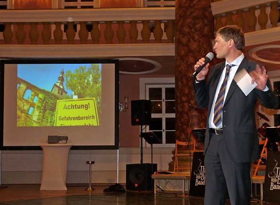 Politik unterstützt den Schiefen (Foto: Karl-Heinz Herrmann) Politik unterstützt den Schiefen (Foto: Karl-Heinz Herrmann)