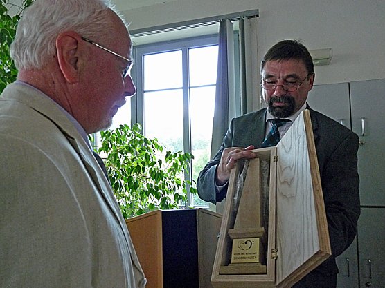 Ehrengabe für Heimatforscher (Foto: Karl-Heinz Herrmann) Ehrengabe für Heimatforscher (Foto: Karl-Heinz Herrmann)