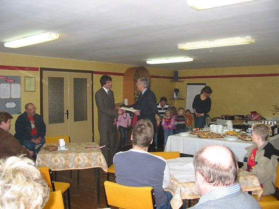 &Uuml;bergabe Zuwendungsbescheid (Foto: Hannelore Pescht)