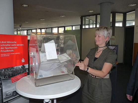 Ziehung Gewinnerin (Foto: Karl-Heinz Herrmann)