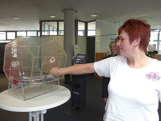 Ziehung Gewinnerin (Foto: Karl-Heinz Herrmann)