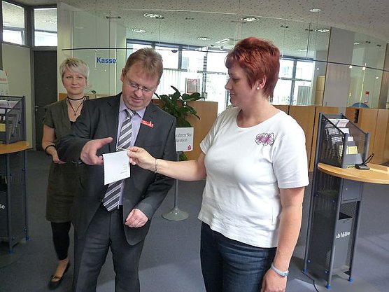 Ziehung Gewinnerin (Foto: Karl-Heinz Herrmann)