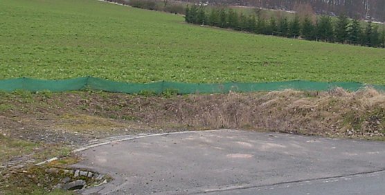 Kr&ouml;tenzaun an der B4 (Foto: Karl-Heinz Herrmann)