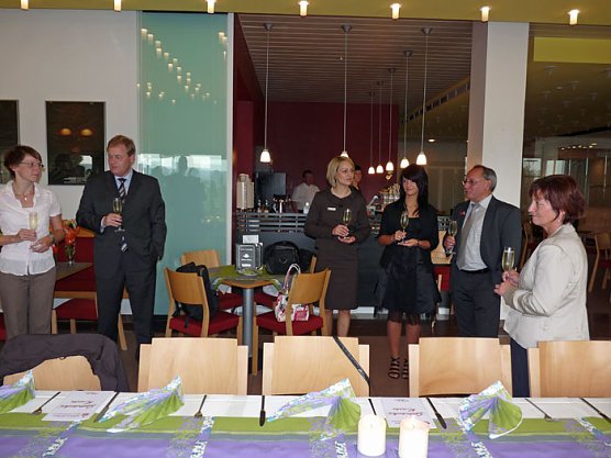 Zeugnisübergabe (Foto: Karl-Heinz Herrmann) Zeugnisübergabe (Foto: Karl-Heinz Herrmann)