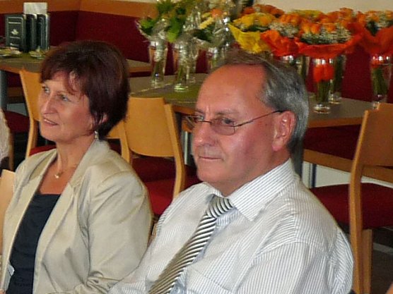 Zeugnisübergabe (Foto: Karl-Heinz Herrmann) Zeugnisübergabe (Foto: Karl-Heinz Herrmann)