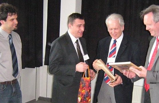 Geschenke mitgebracht (Foto: BIC)