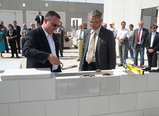 Grundsteinlegung (Foto: Tobias Wendehost)