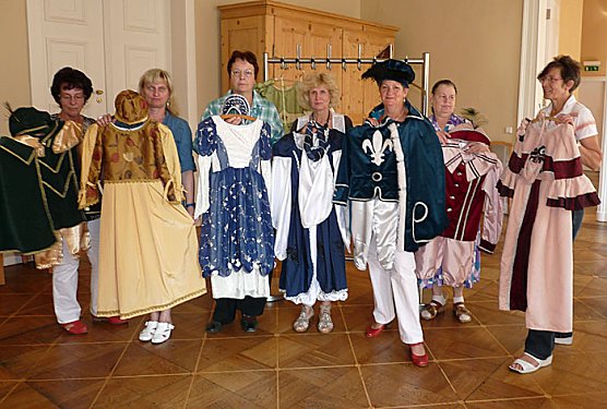 Gewänder übergeben (Foto: Karl-Heinz Herrmann) Gewänder übergeben (Foto: Karl-Heinz Herrmann)