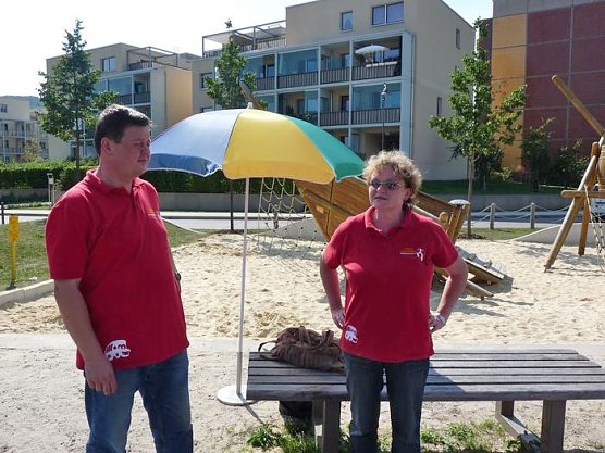 Spielgeräte übergeben (Foto: Karl-Heinz Herrmann) Spielgeräte übergeben (Foto: Karl-Heinz Herrmann)