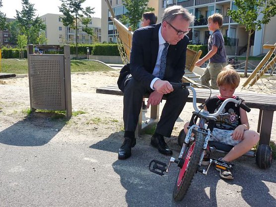 Spielgeräte übergeben (Foto: Karl-Heinz Herrmann) Spielgeräte übergeben (Foto: Karl-Heinz Herrmann)