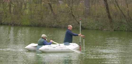 Schlauchboot auf gro&szlig;em Parkteich (Foto: Karl-Heinz Herrmann)