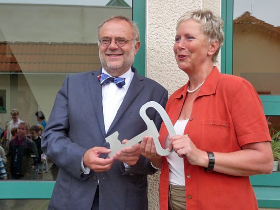 Mit Schl&uuml;ssel&uuml;bergabe offiziell (Foto: Karl-Heinz Herrmann)