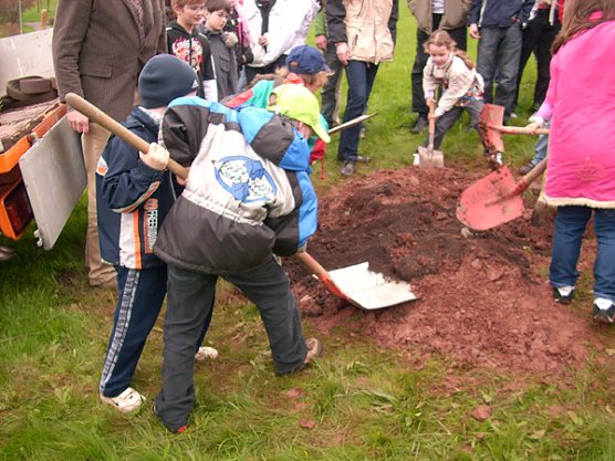 Baumpflanzung (Foto: Karl-Heinz Herrmann)