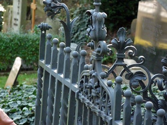 &Uuml;bergabe eines wertvollen Grabgitters (Foto: Karl-Heinz Herrmann)