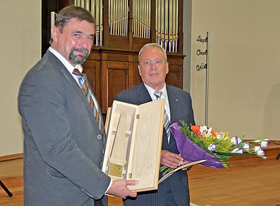 Ehrengabe erhalten (Foto: Karl-Heinz Herrmann) Ehrengabe erhalten (Foto: Karl-Heinz Herrmann)