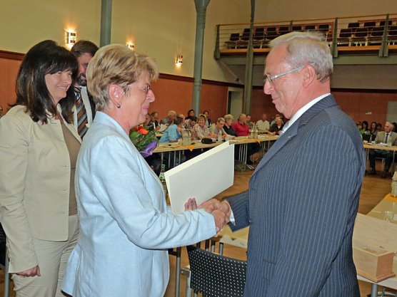 Ehrengabe erhalten (Foto: Karl-Heinz Herrmann) Ehrengabe erhalten (Foto: Karl-Heinz Herrmann)