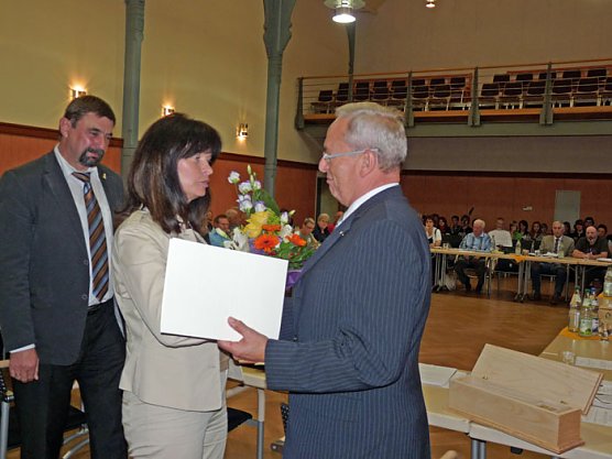Ehrengabe erhalten (Foto: Karl-Heinz Herrmann) Ehrengabe erhalten (Foto: Karl-Heinz Herrmann)