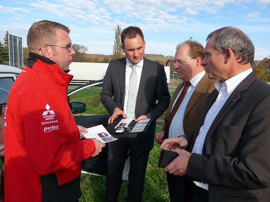 Übergabe Fahrzeug (Foto: Karl-Heinz Herrmann) Übergabe Fahrzeug (Foto: Karl-Heinz Herrmann)